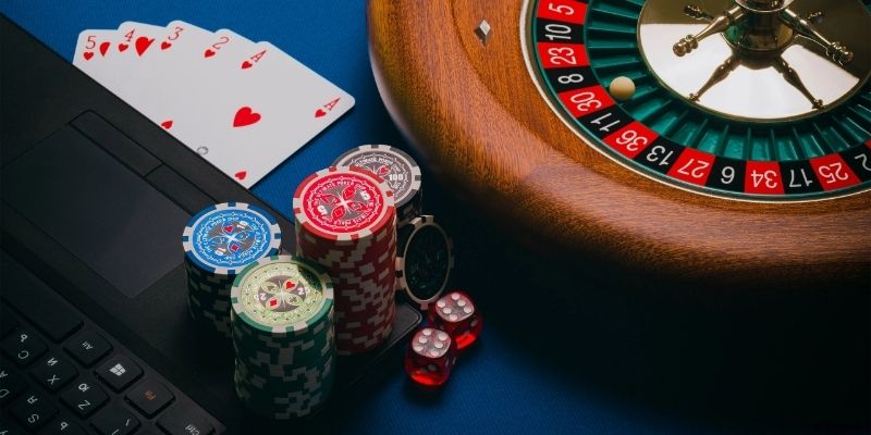 Casino trực tuyến với roulette và bài tại 8Xbet